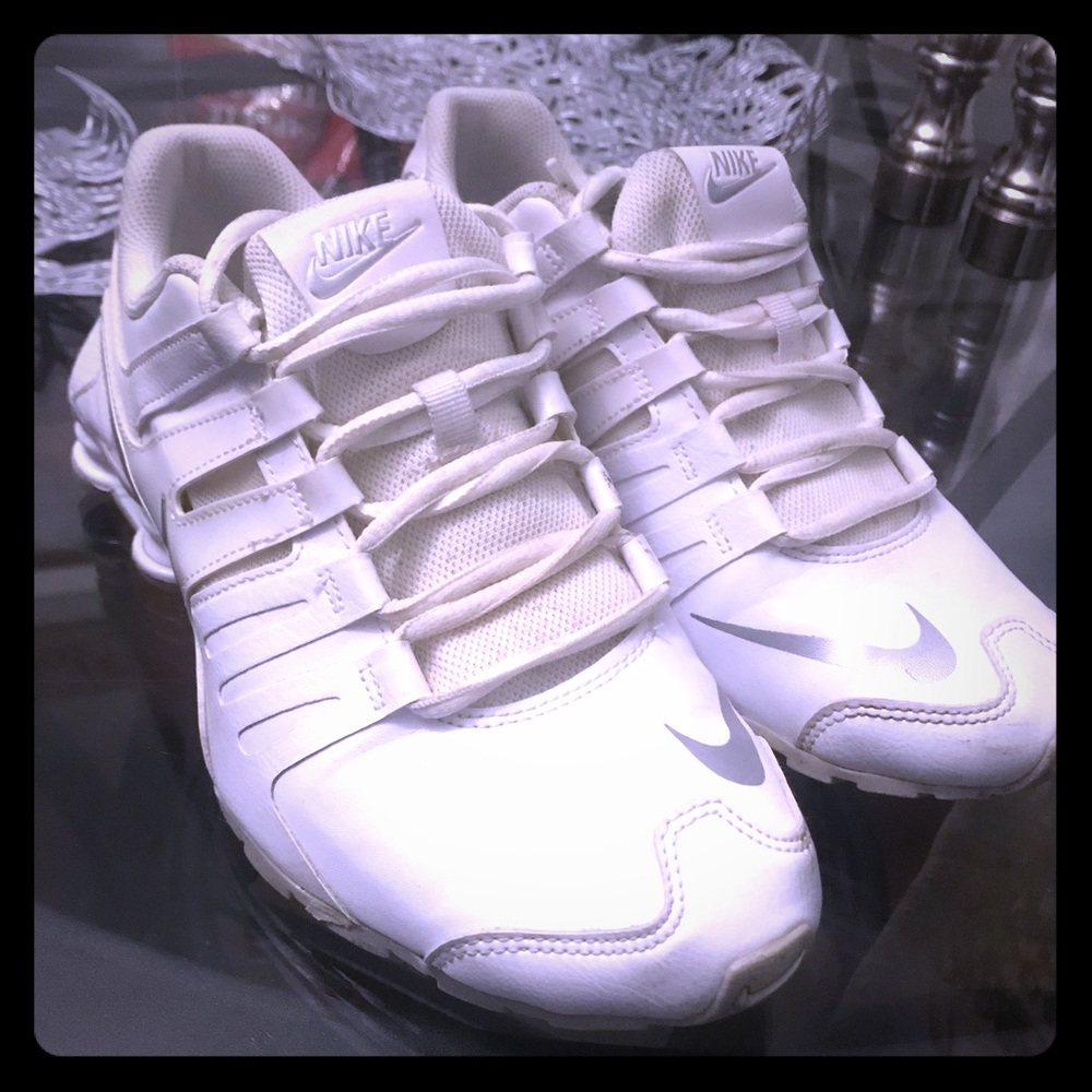 White nike shox size 6 youth